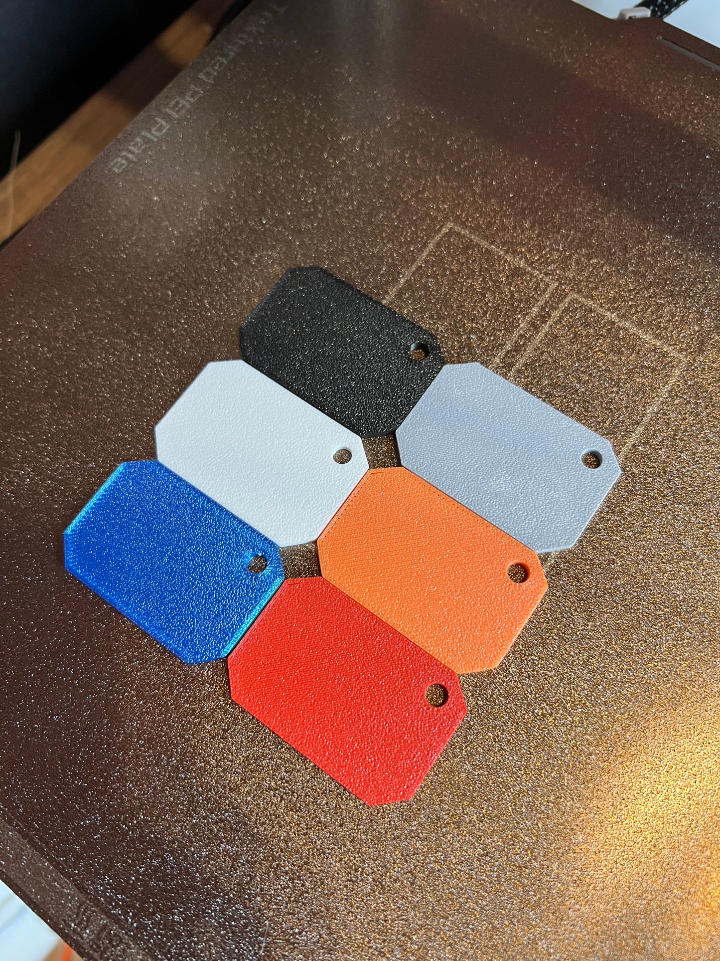 Personalisierter Schlüsselanhänger – Holz & Carbon Look – Mit Wunschgravur – Geschenkidee