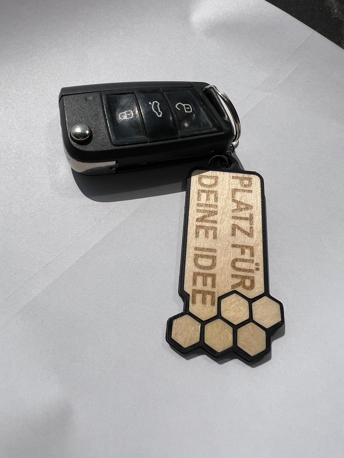 Personalisierter Schlüsselanhänger – Holz & Carbon Look – Mit Wunschgravur – Geschenkidee
