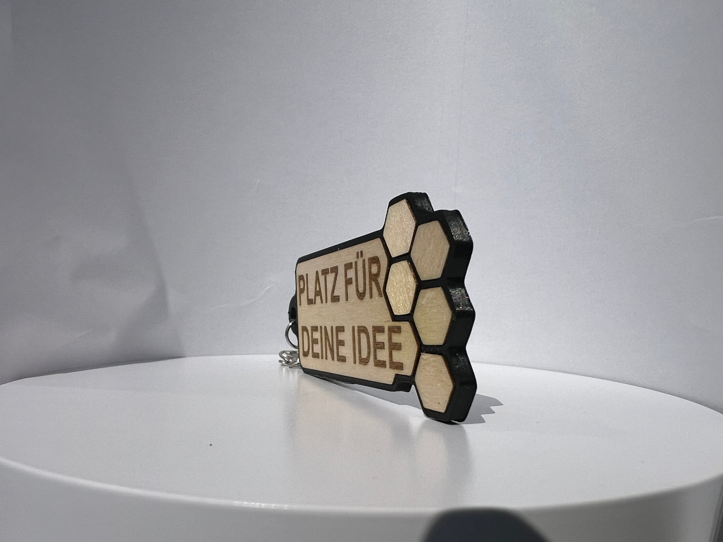 Personalisierter Schlüsselanhänger – Holz & Carbon Look – Mit Wunschgravur – Geschenkidee